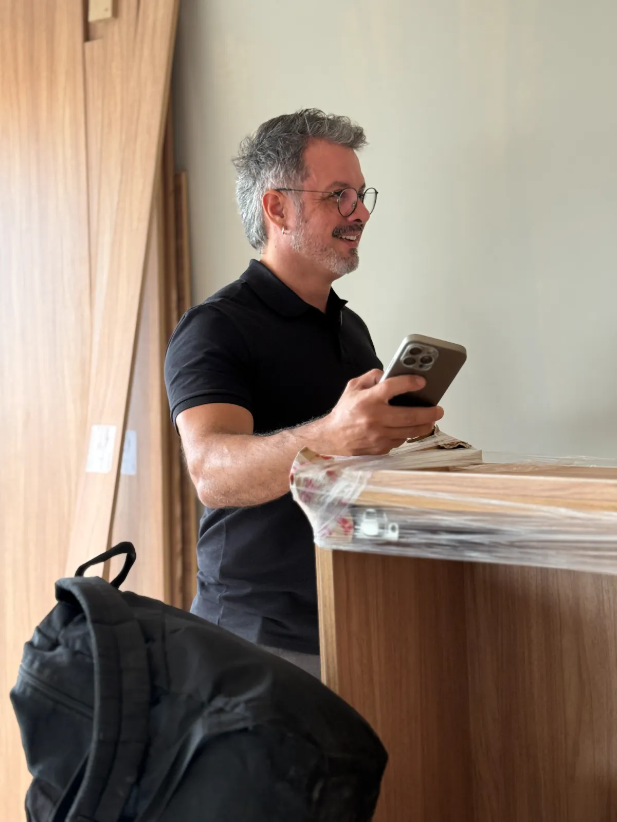 Eu acompanhando o andamento da obra pelo celular