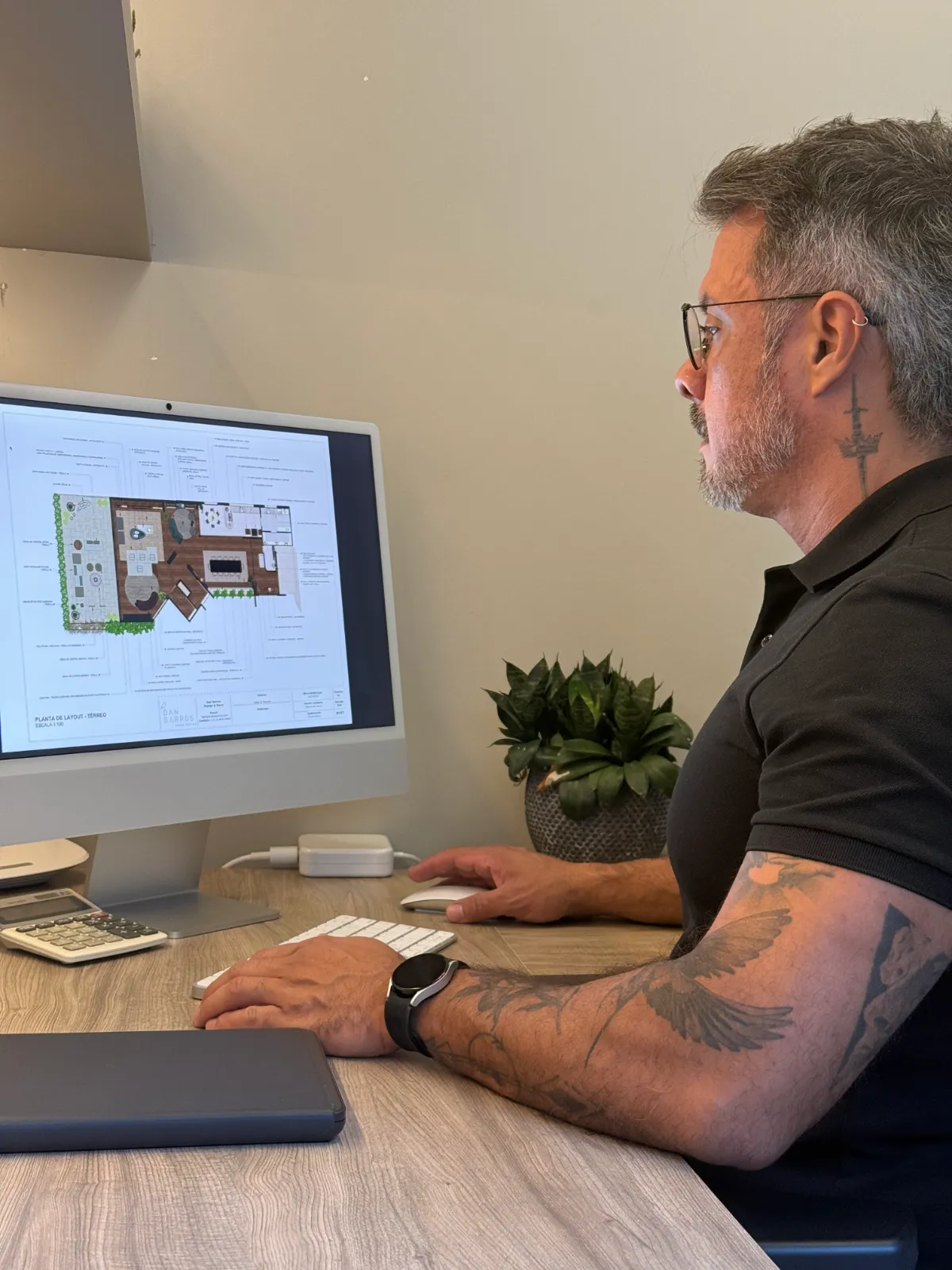 Eu estudando a planta de layout do projeto no computador
