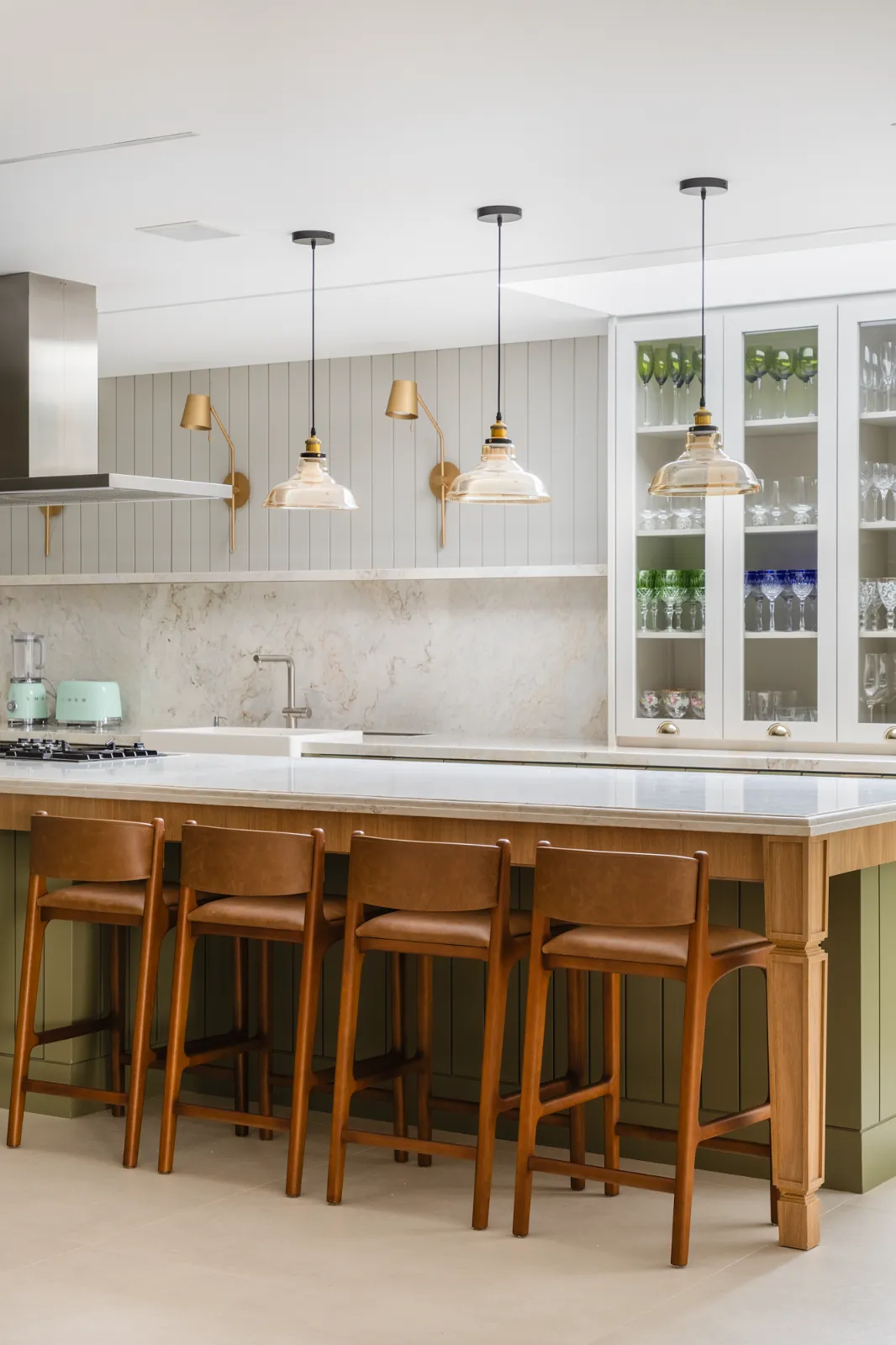Casa Bem-Te-Vi, ilha da cozinha com banquetas