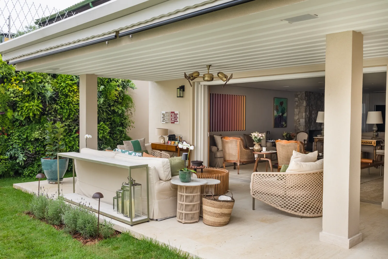 Varanda integrada ao living com jardim vertical, por Dan Barros