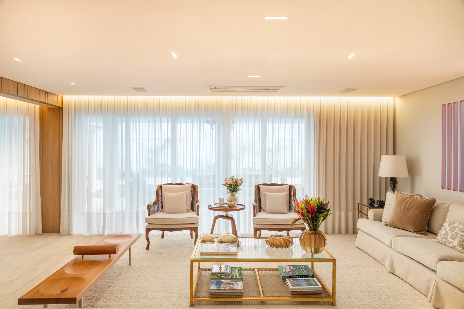 Casa Bem-Te-Vi, sala iluminada pelas cortinas