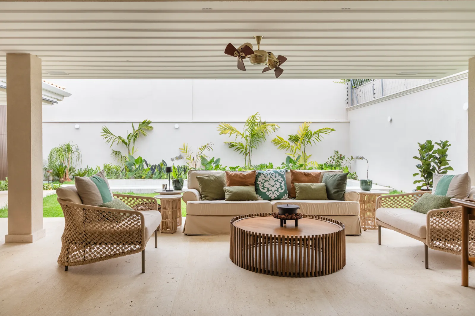 Casa Bem-Te-Vi, estar externo com palmeiras
