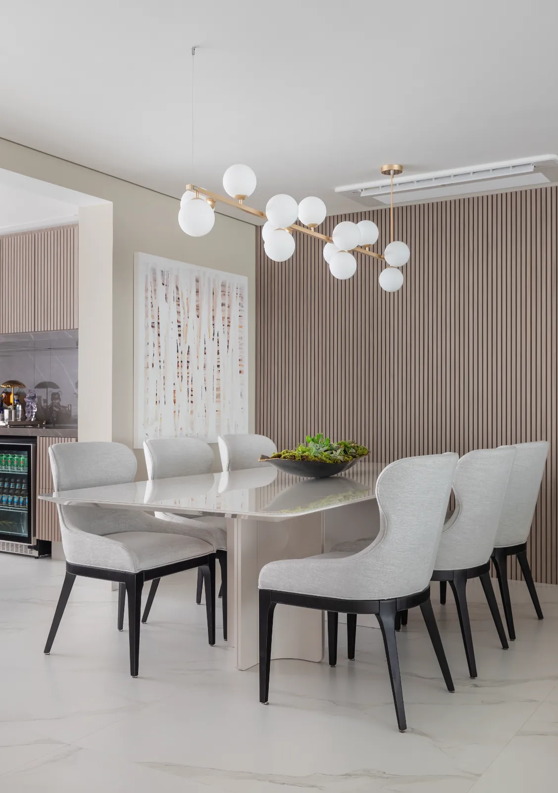 Apartamento Cardeal, sala de jantar com lustre de esferas