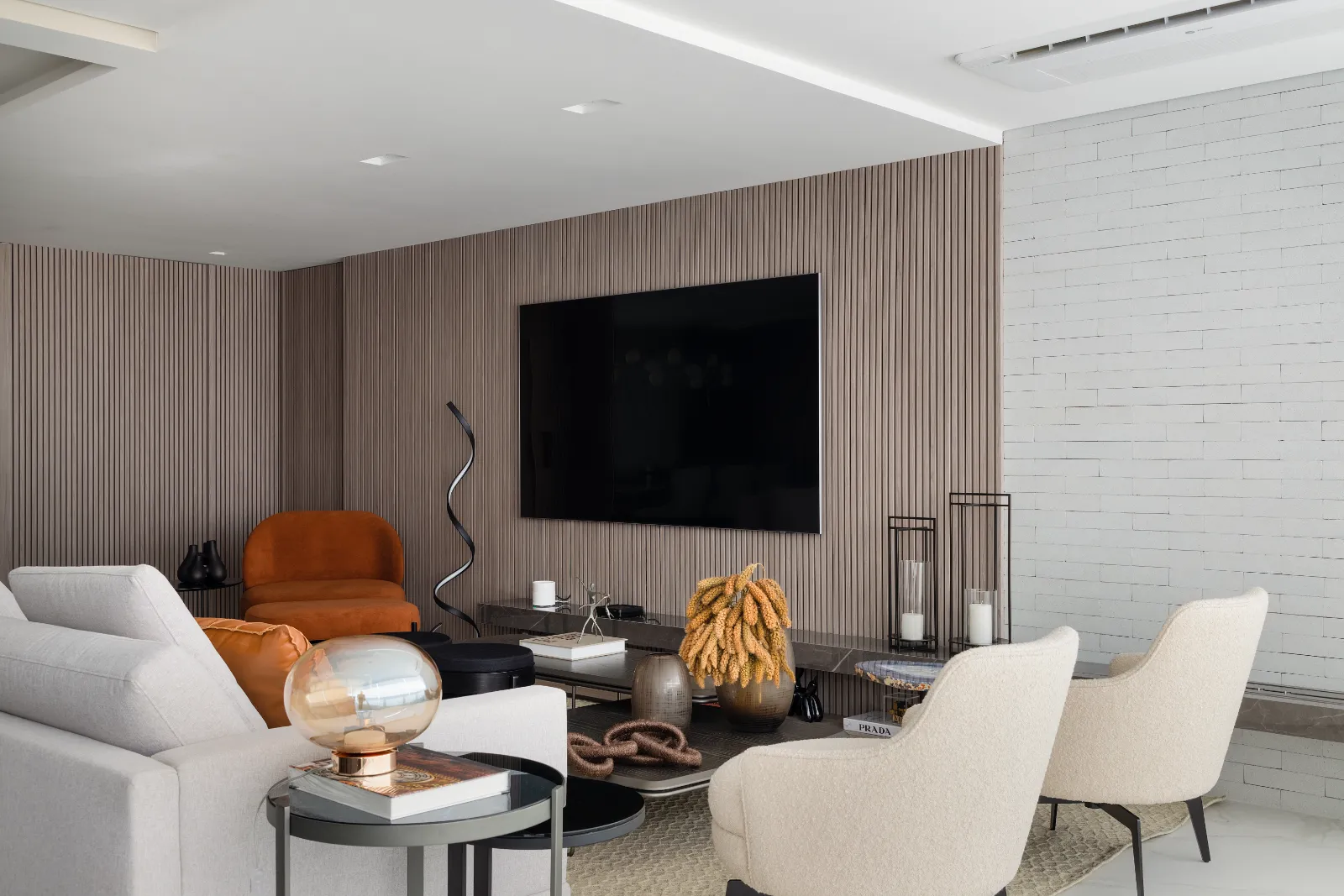 Apartamento Cardeal, living com poltrona laranja
