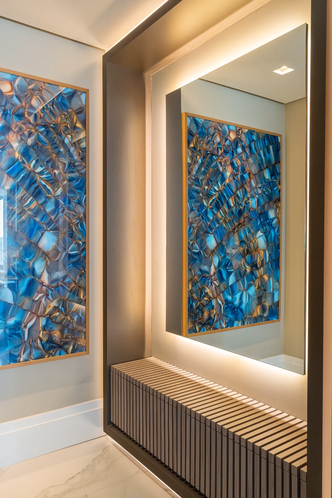 Apartamento Cardeal, hall com arte e nicho iluminado