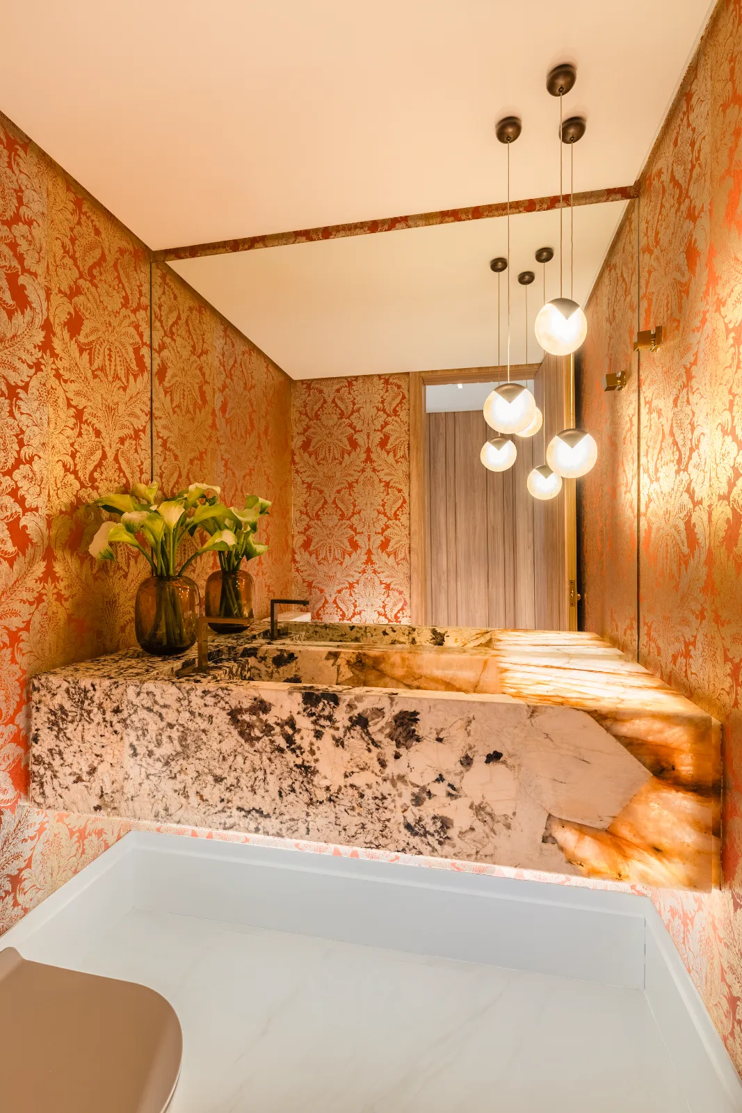 Apartamento Pintassilgo, lavabo em laranja e dourado