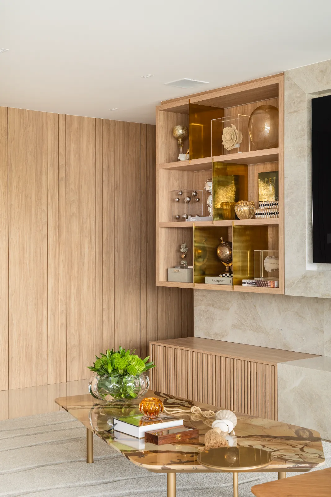 Apartamento Pintassilgo, canto do bar com poltrona magenta