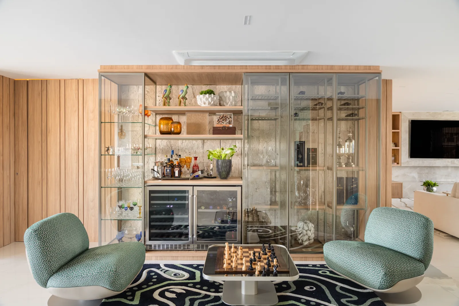 Apartamento Pintassilgo, bar com cristaleiras e xadrez