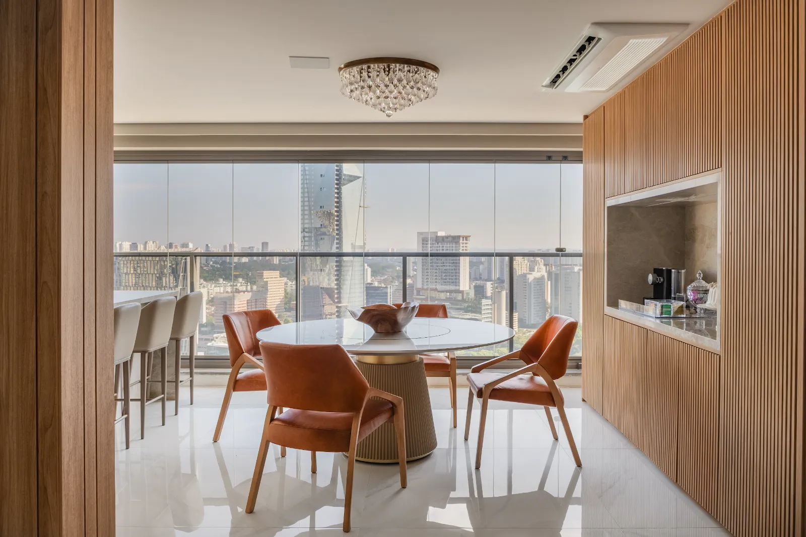 Sala de jantar diante da vista da cidade, por Dan Barros