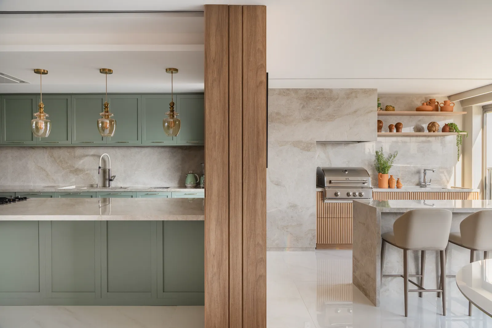 Cozinha verde sálvia integrada à área gourmet, por Dan Barros