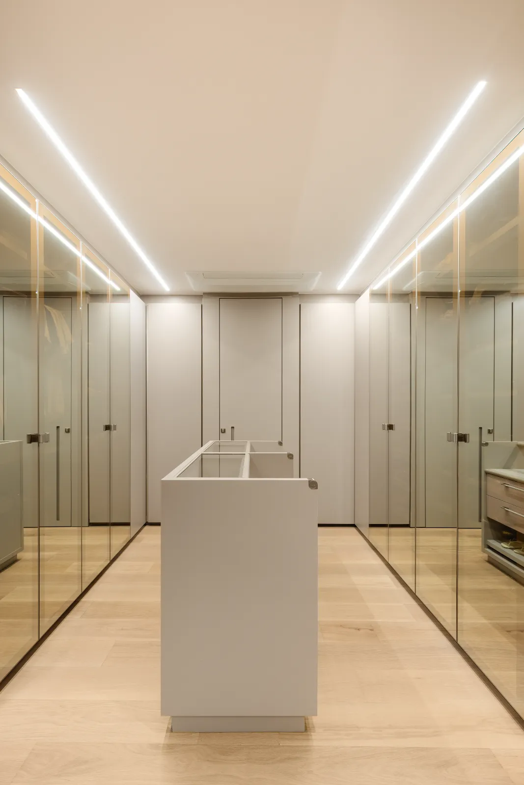Apartamento Pintassilgo, closet espelhado