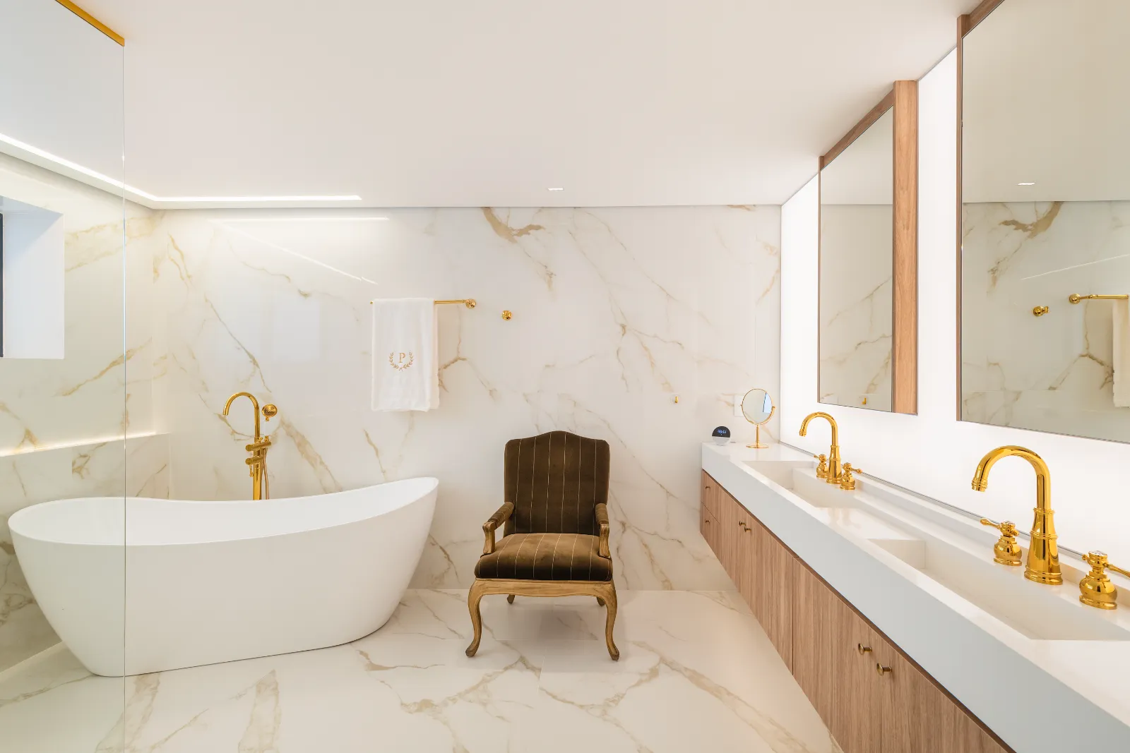 Apartamento Pintassilgo, banheiro master em mármore