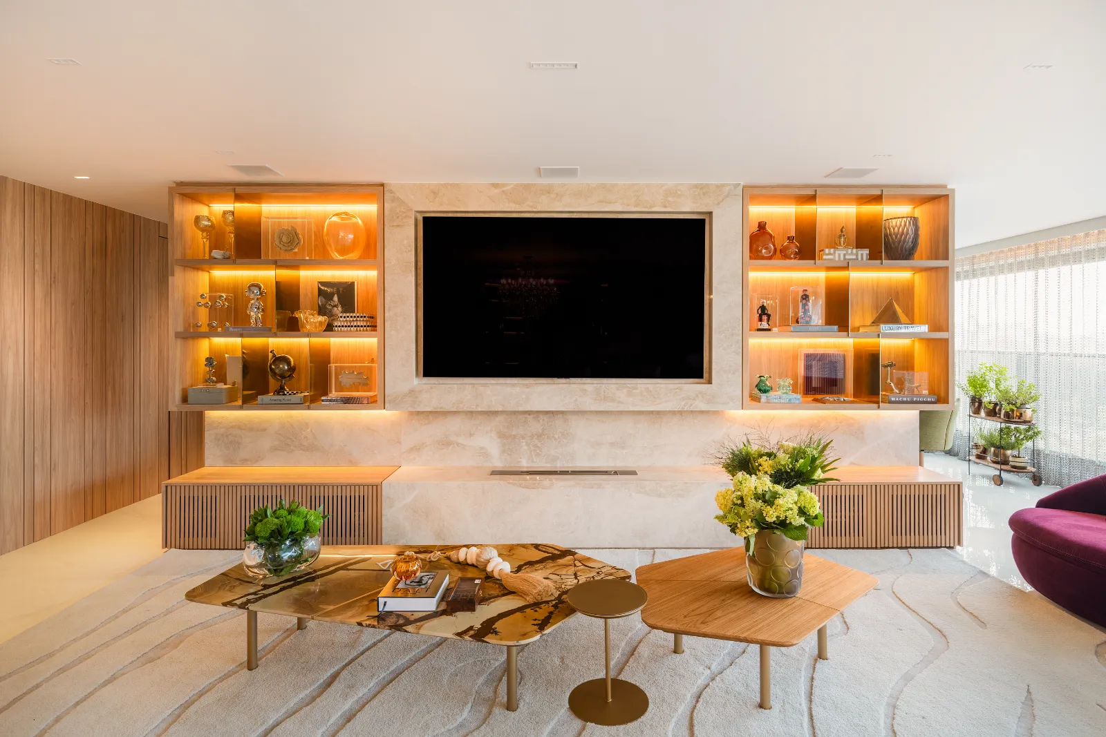 Apartamento Pintassilgo, living com nichos retroiluminados