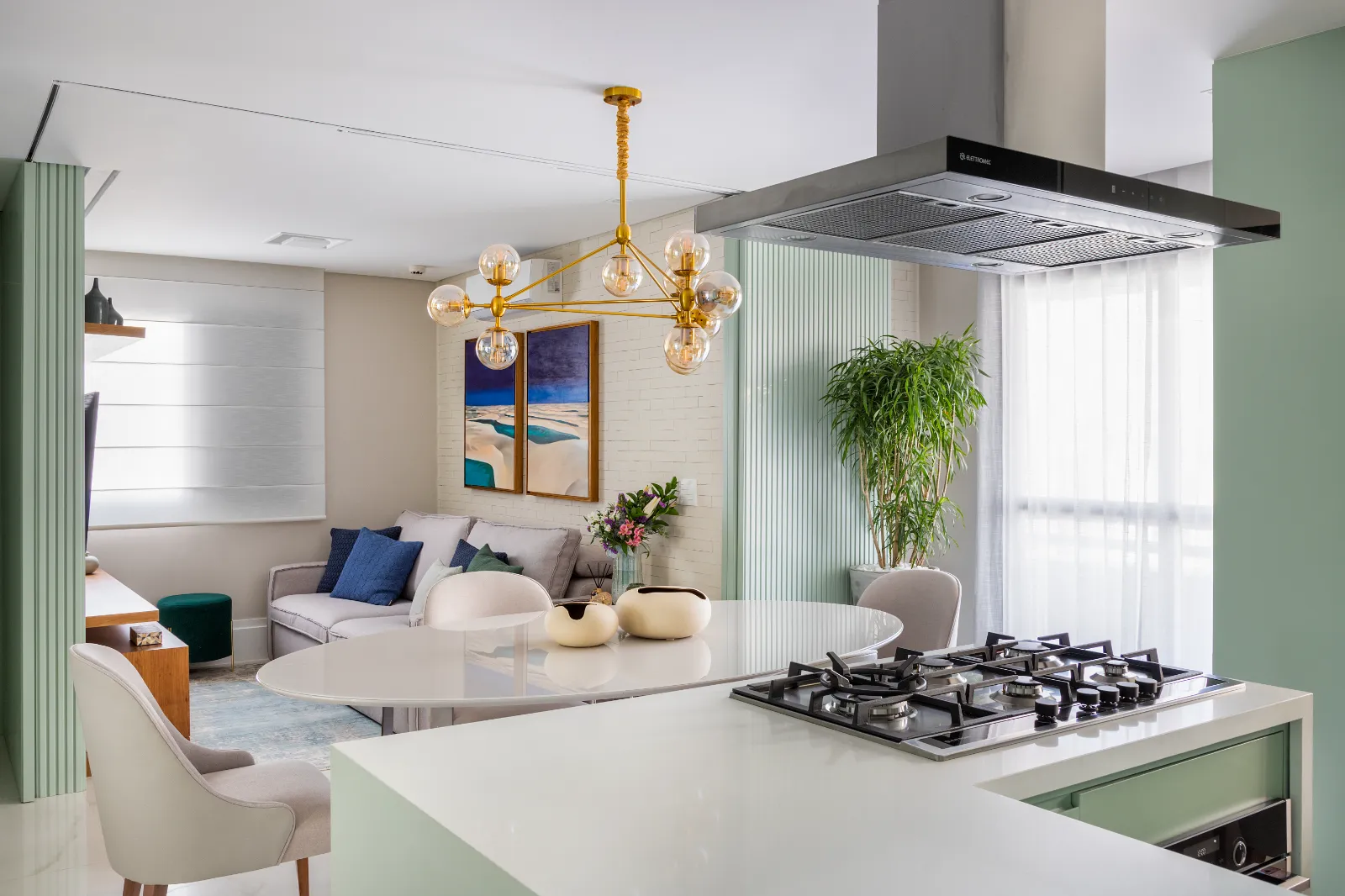 Cozinha verde sálvia integrada ao living e jantar, por Dan Barros