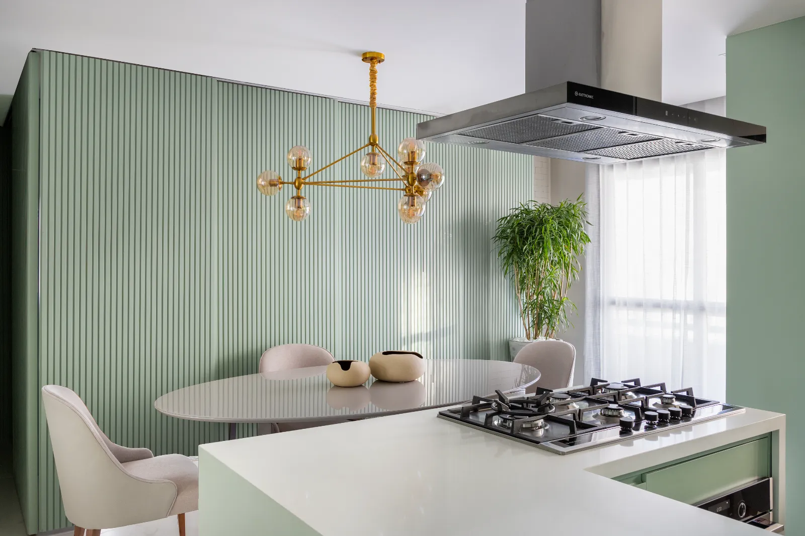 Apartamento Rouxinol, jantar sob o lustre dourado