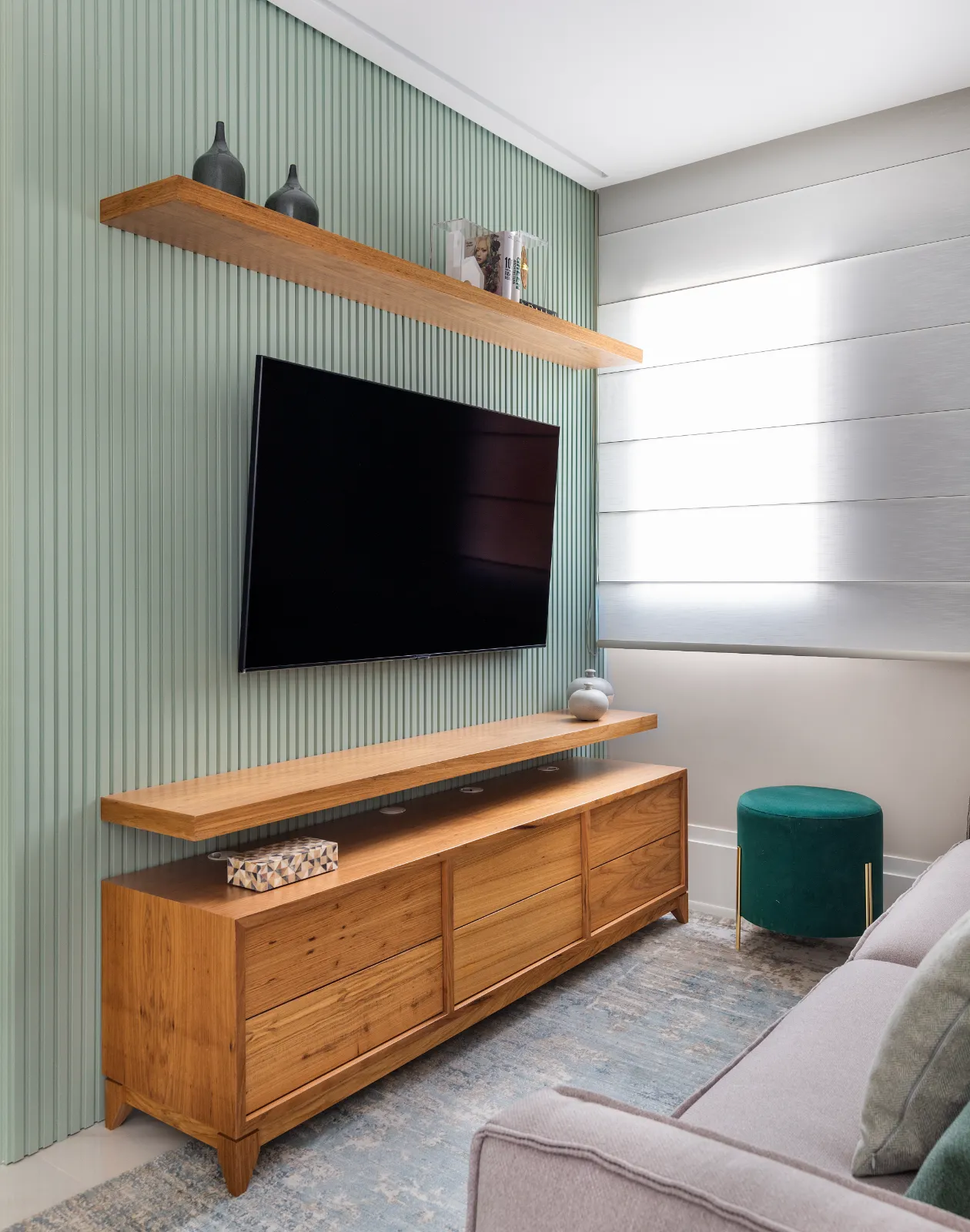 Apartamento Rouxinol, painel da TV em ripado verde