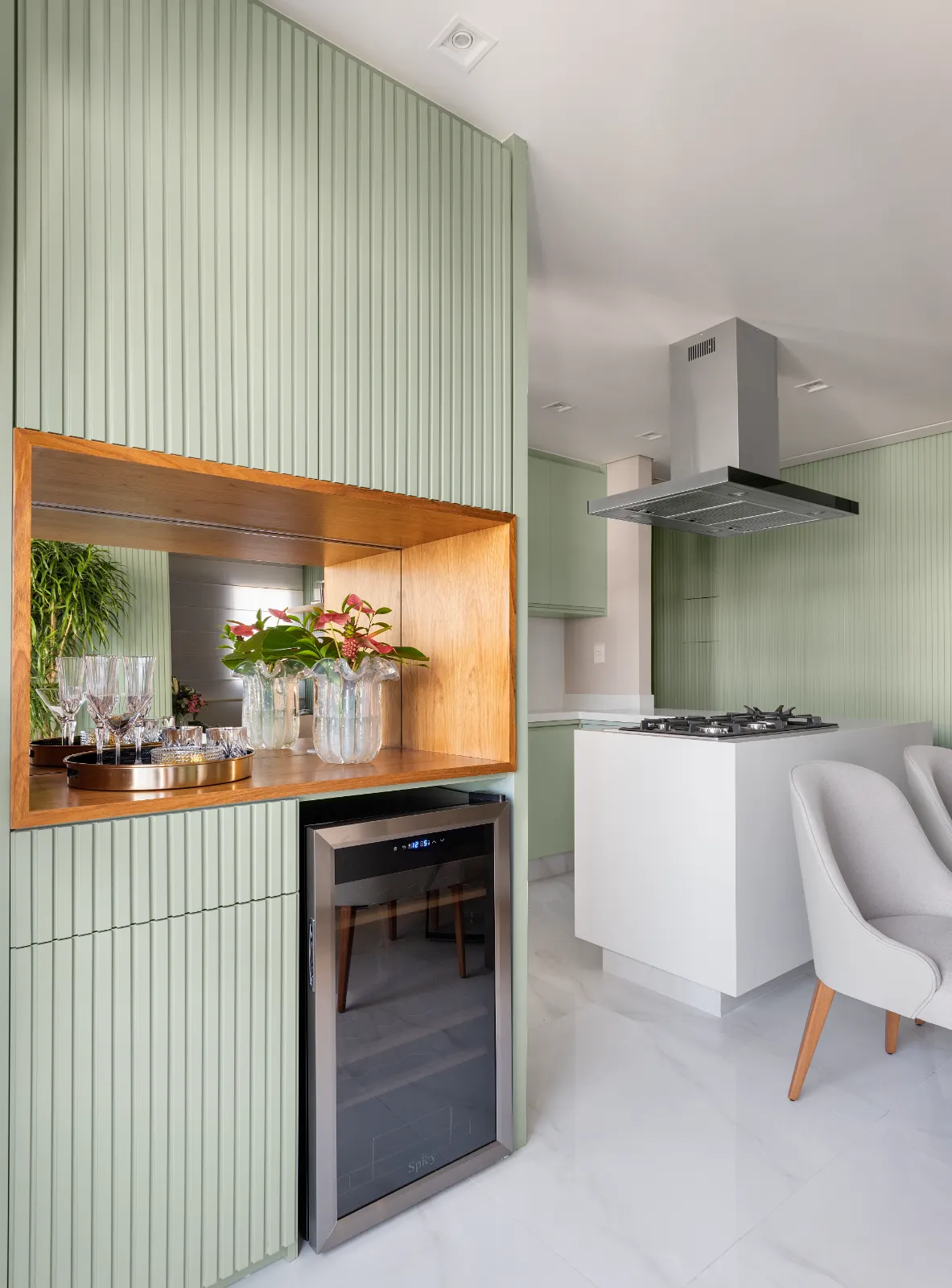 Apartamento Rouxinol, adega integrada à marcenaria verde