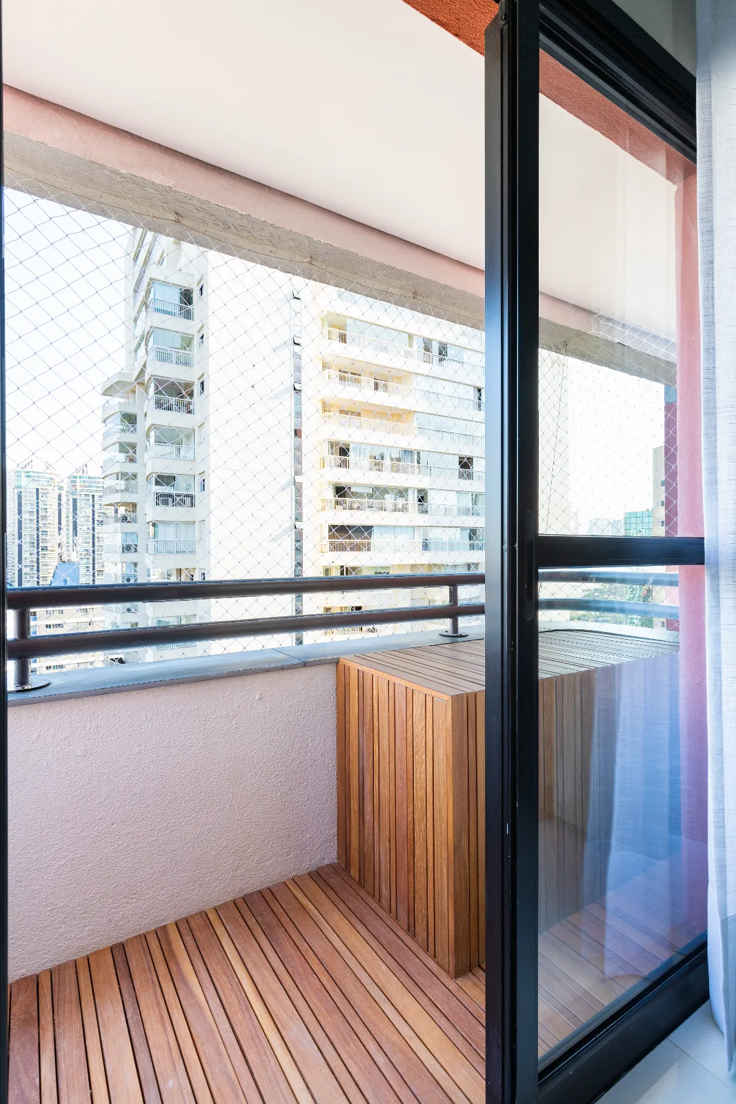 Apartamento Rouxinol, varanda com deck de madeira