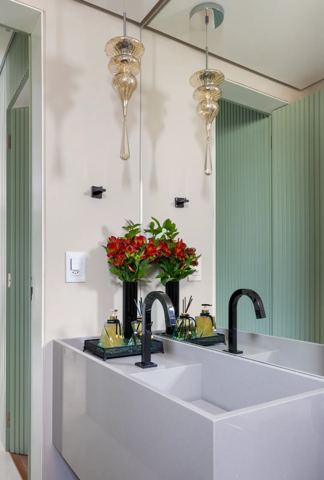Apartamento Rouxinol, lavabo com flores
