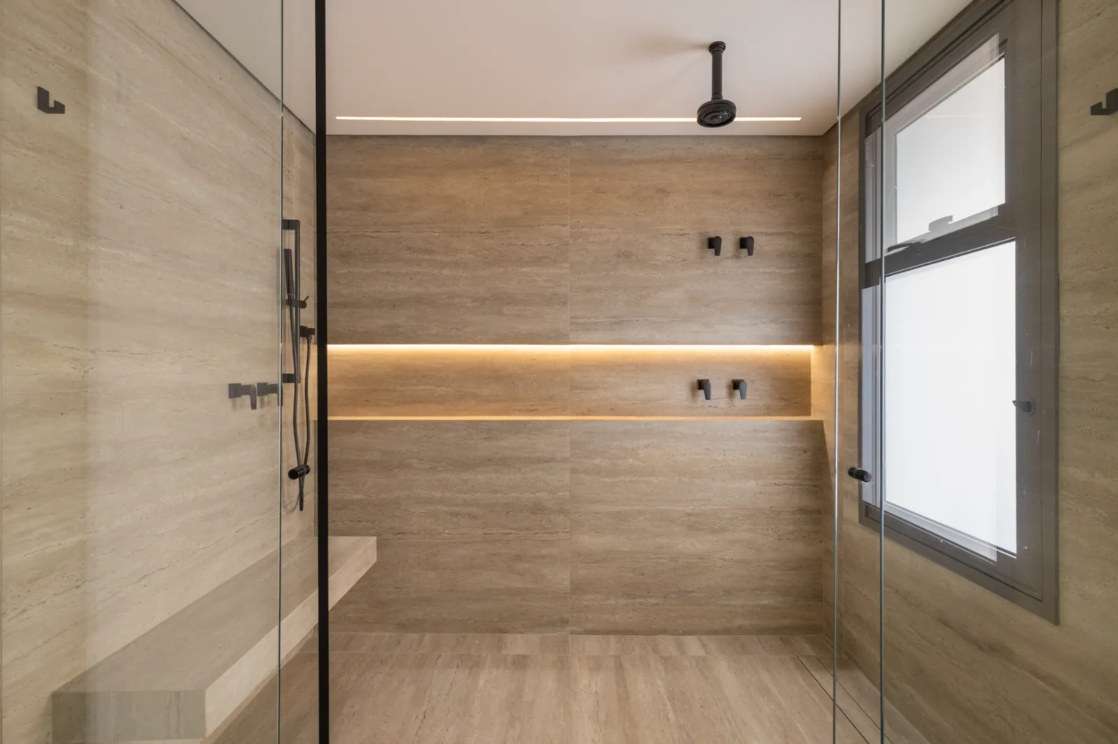 Apartamento Tangará, banho da suíte em travertino