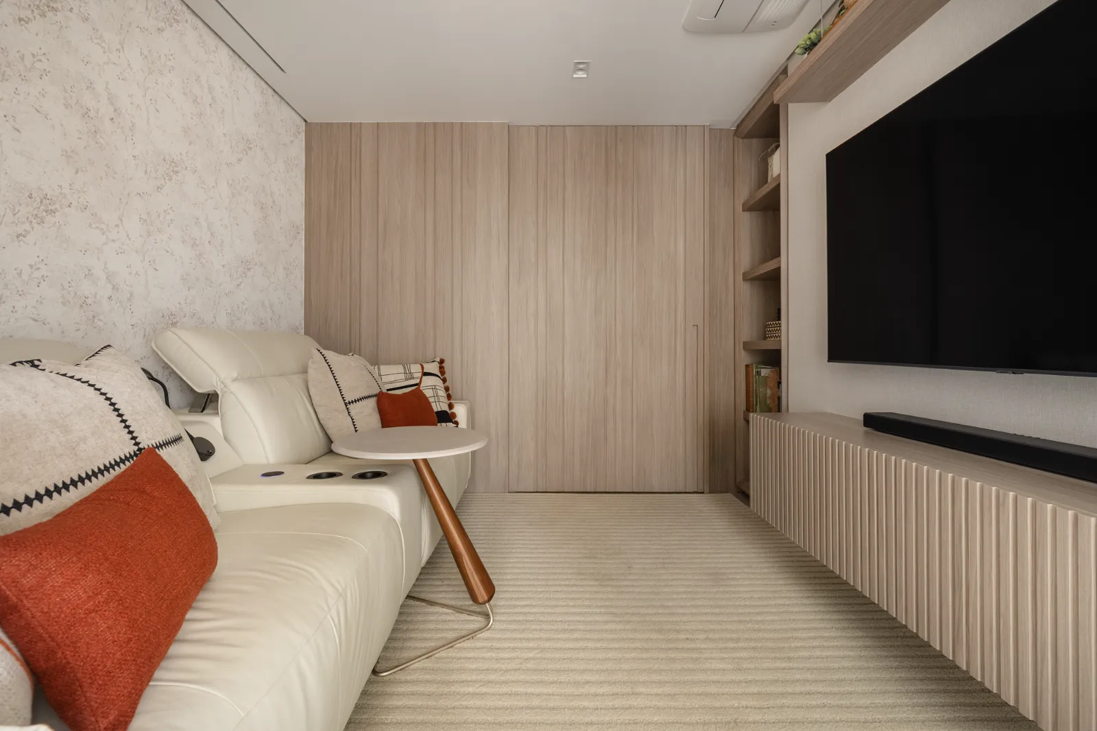 Sala de TV com sofá, Apartamento Tangará, projeto Dan Barros