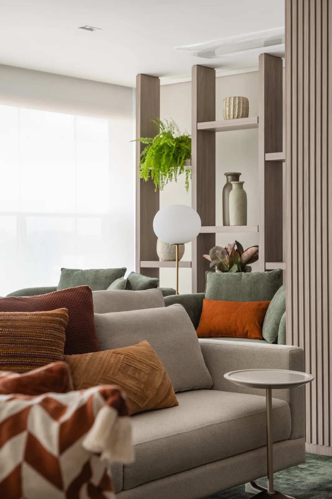 Apartamento Tangará, estar com estante e samambaia