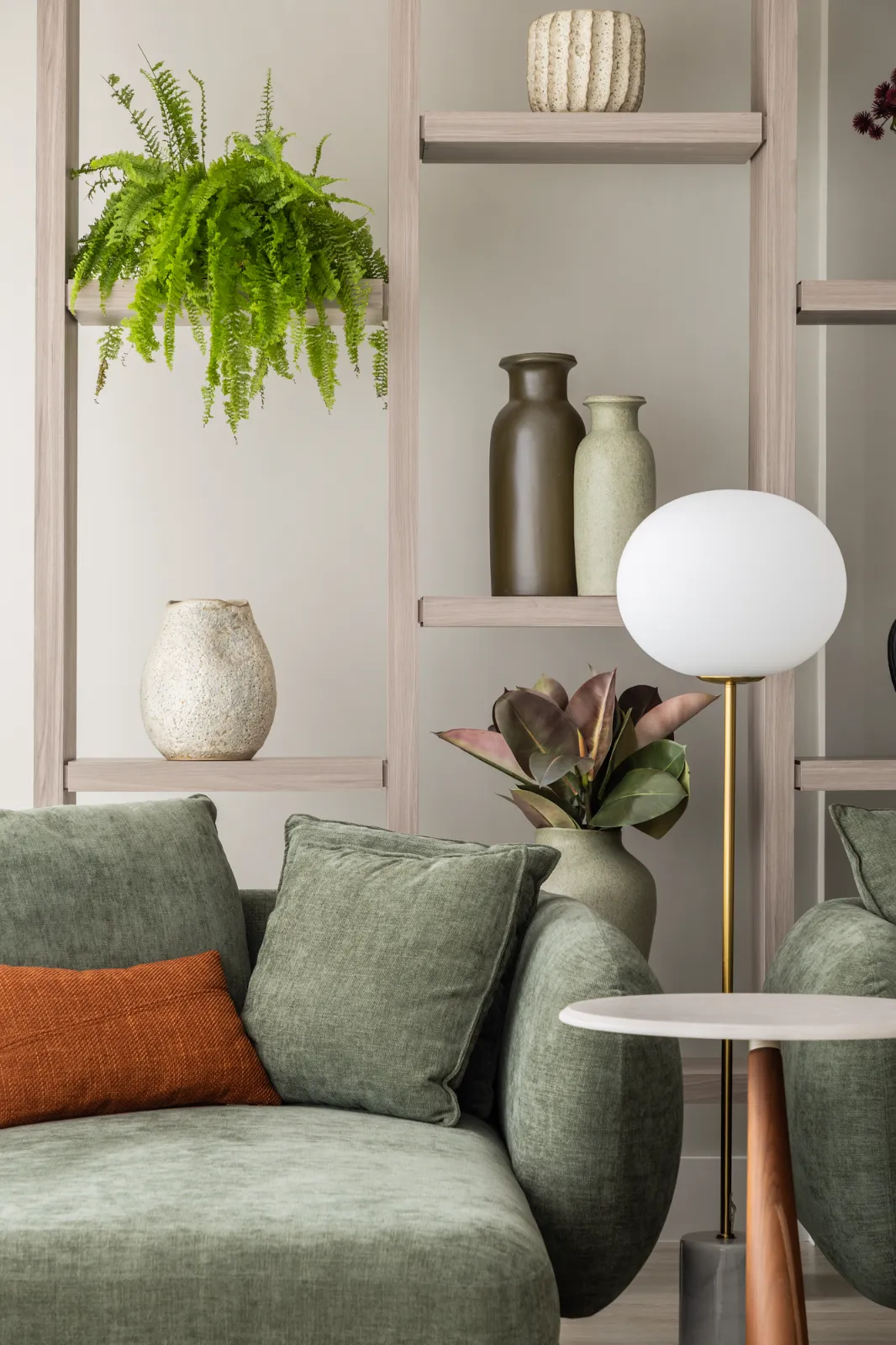 Apartamento Tangará, poltrona verde e luminária