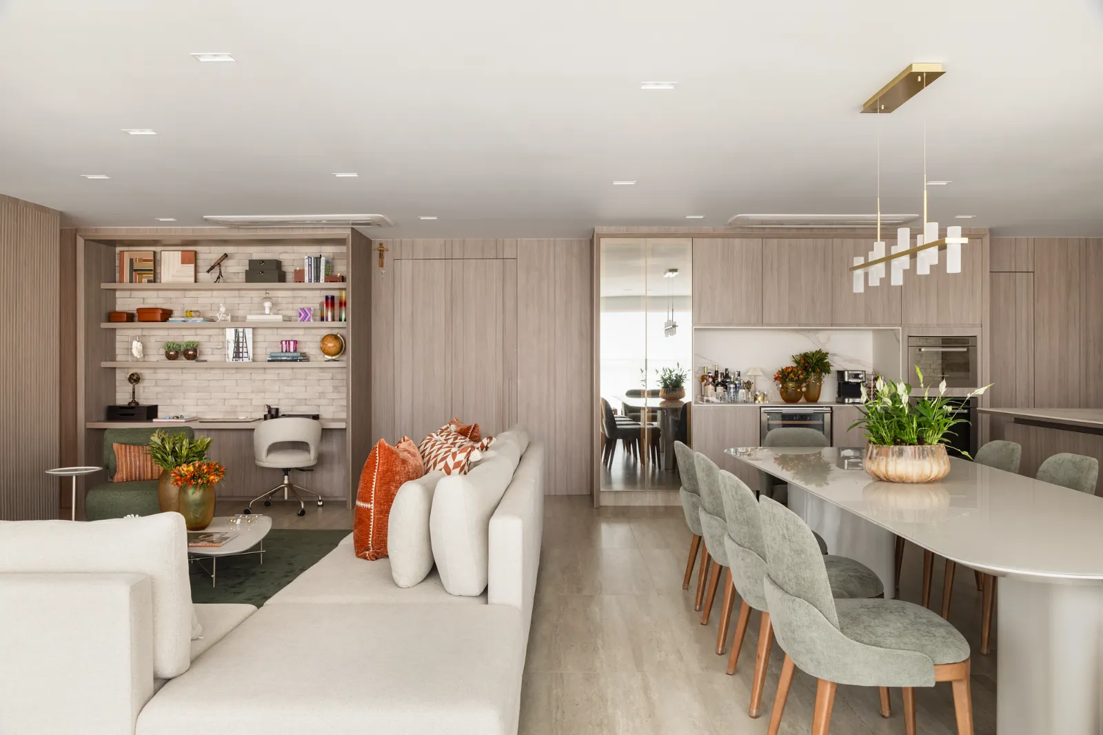 Apartamento Tangará, living integrado à mesa de jantar