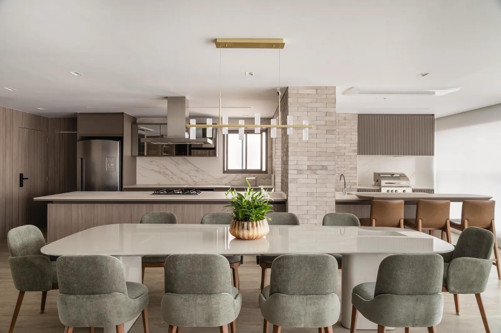 Apartamento Tangará, jantar com ilha e coluna de tijolinho